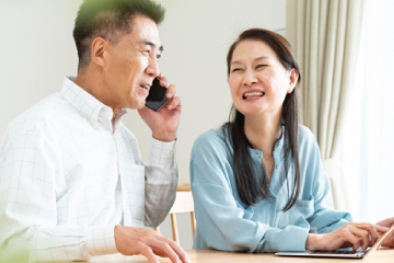 電話する夫婦のイメージ