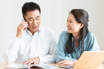 電話する夫婦のイメージ